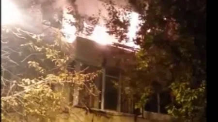 Incendiu devastator în Drobeta Turnu Severin. Zeci de oameni au fost evacuaţi VIDEO