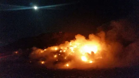 Incendiu puternic la gropile de gunoi din Braşov şi Tecuci