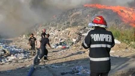 Incendiul de la Pata Rât, stins după opt ore. Primarul Boc: Focul a fost pus intenţionat şi premeditat