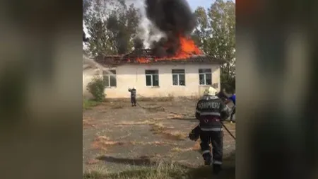 Incendiu în Cluj. O şcoală a fost cuprinsă de flăcări VIDEO
