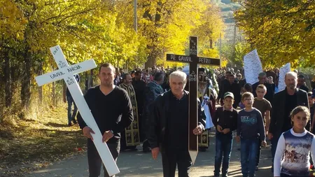 Cuvintele dumnezeieşti rostite la înmormântarea preotului Petru Gavril şi a fetiţei lui de 6 ani. Cine a făcut cuvântarea