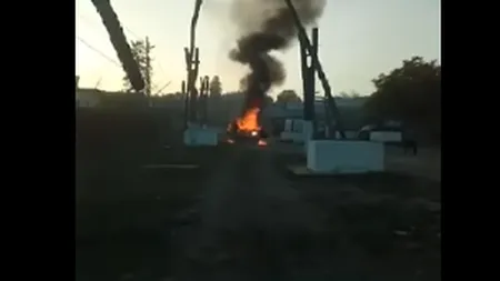 Medic veterinar atacat de părinţii unei fete pe care acesta ar fi sedus-o. Pentru că a scapat, oamenii i-au incendiat maşina VIDEO