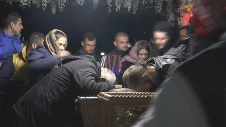 Scene cutremurătoare la racla Sfintei Parascheva. Un bărbat posedat a început să urle