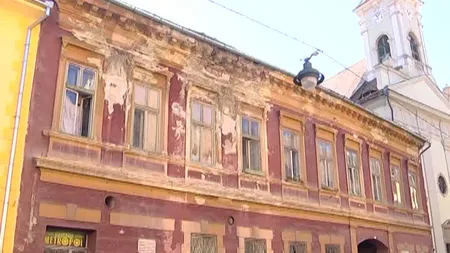 Clădire monument istoric, pericol pentru pietoni
