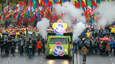 Paradă cu accente sovietice la MOSCOVA. Au defilat 8.000 de tineri din diferite ţări