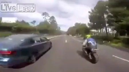 Accident la 180 de km pe oră. Un şofer s-a întrecut cu un motociclist. Urmările pentru pasagerii din maşină, tragice VIDEO