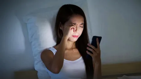 A rămas OARBĂ după ce s-a jucat în exces pe TELEFON. Care este explicaţia MEDICILOR
