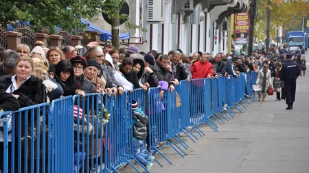 Pelerinajul Cuvioasei Parascheva de la Iaşi s-a încheiat. Aproximativ 300.000 de oameni s-au închinat la moaşte