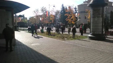 Pelerinii de la Iaşi au dat iama în straturile cu flori din centrul oraşului VIDEO