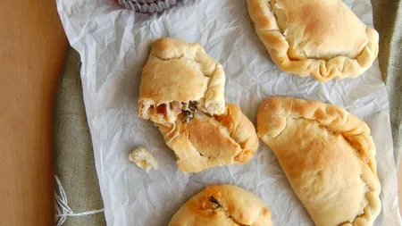 Pizza calzone cu cârnaţi şi caşcaval