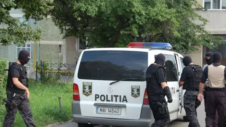 Bărbatul care a lovit un poliţist şi a fugit cu cătuşele la mâini a fost prins de oamenii legii