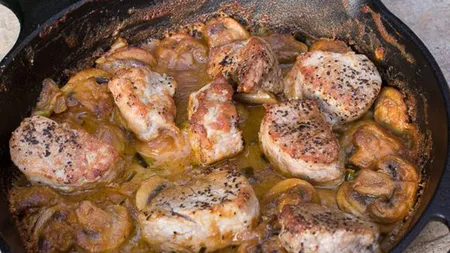 REŢETA ZILEI: Medalioane de porc cu ciuperci în sos de muştar