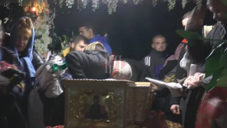 Scene cutremurătoare la racla Sfintei Parascheva. Ce i s-a întâmplat unui bărbat care a atins moaştele Cuvioasei