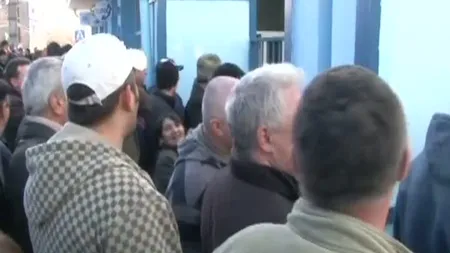 Protest spontan în curtea Societăţii Calorgaz. Aproximativ două sute de angajaţi îşi cer salariile pe luna septembrie