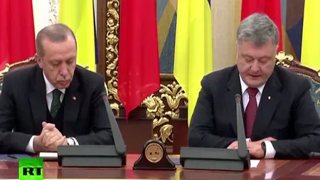 Imaginile zilei: Preşedintele Turciei, Recep Erdogan, adormit de discursul omologului său ucrainean, Petro Poroshenko