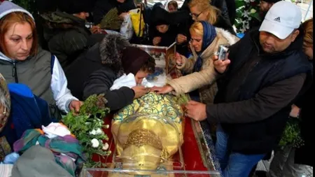 Peste 220 de pelerini veniţi să se închine la moaştele Sf. Parascheva au necesitat îngrijiri medicale