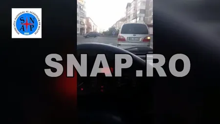 Unui politist trimis la o intervenţie de urgenţă i s-a stricat maşina de serviciu, aşa că a chemat un prieten să-l tracteze
