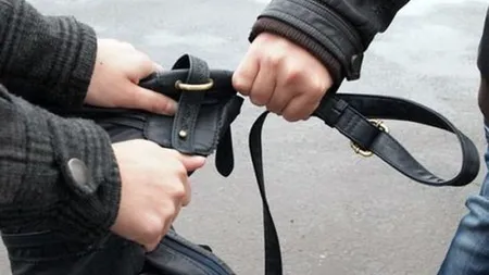 O jurnalistă din Piatra Neamţ, tâlhărită de faţă cu propriul copil