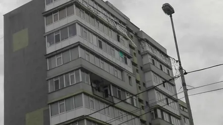 Slătinenii sunt bulversaţi. Luminiţele de Crăciun au început să apară pe stâlpii din oraş FOTO