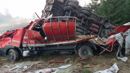 MĂCEL în Pasul Tihuţa. Un TIR ce transporta bovine s-a răsturnat. Pompierii au intervenit timp de 7 ore pentru evacuarea animalelor