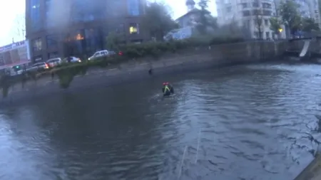 Un bărbat a căzut în Dâmboviţa, fiind scos în stare de inconştienţă