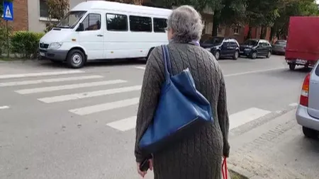Bătaie de joc în stil românesc. Trecere de pietoni, construită între parcări şi spaţii verzi cu gard viu