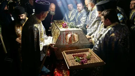 SFANTA PARASCHEVA 2017: Mii de credincioşi au luat parte la procesiunea de scoatere a raclei Sfintei Cuvioase Parascheva