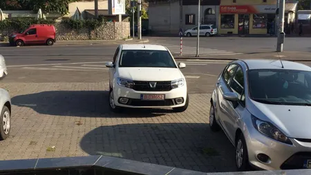 Mesajul unui ploieştean pentru un şofer care nu ştie să parcheze a făcut înconjurul Internetului. Ce i-a scris în biletul lăsat în geam