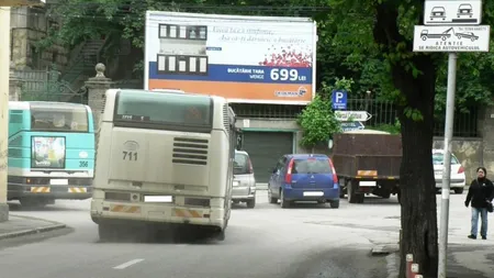 Incredibil cum şi-a găsit un şofer maşina după ce a parcat ca un nesimţit. Blocase tot traficul în zonă FOTO