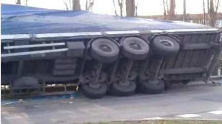 Camion încărcat cu azotat de amoniu răsturnat în Buzău. Circulaţia este blocată pe DN2C