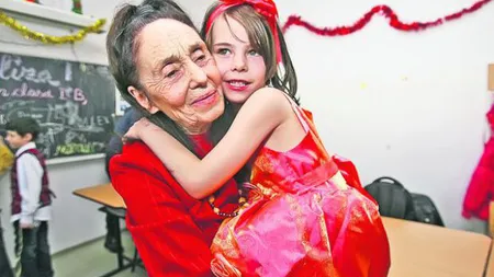 Fiica celei mai bătrâne mame din România s-a transformat într-o adevărată domnişoară. Eliza este majoretă FOTO