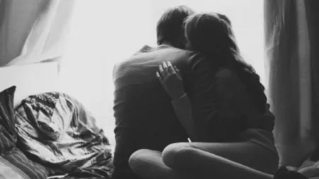 Poveste despre plăceri interzise şi adulter: Am turnat vin în doua pahare, mi-am aprins o ţigară...