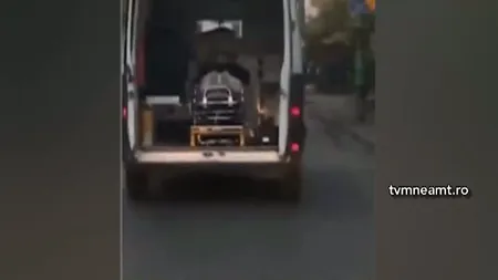 O ambulanţă a fost surprinsă în timp ce transporta un pacient cu uşile din spate larg deschise VIDEO