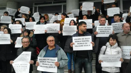 Angajaţii APIA au protestat în Piaţa Victoriei. Oamenii, nemulţumiţi de grila de salarizare