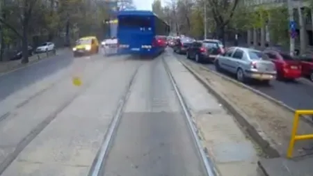 Şeful Jandarmeriei: Şoferul de pe autocarul jandarmeriei filmat pe linia de tramvai se va prezenta luni la sediul Brigăzii Rutiere