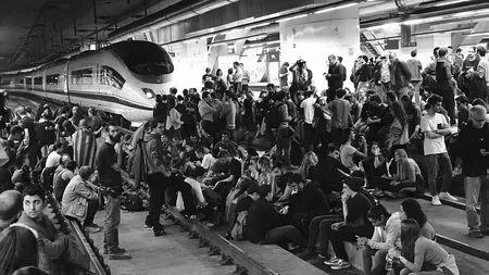 Tensiuni în Catalonia. Protestatarii au ocupat cea mai mare gară din Barcelona, circulaţia trenurilor e suspendată până joi FOTO, VIDEO