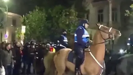 Caii Jandarmeriei, loviţi de protestatari duminică. Se caută agresorii VIDEO