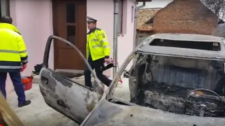 Bărbat găsit CARBONIZAT într-o maşină care a luat foc curtea unei case din Alba