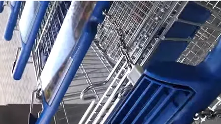 Cum se deblochează un cărucior de la supermarket fără monedă. Este foarte simplu VIDEO