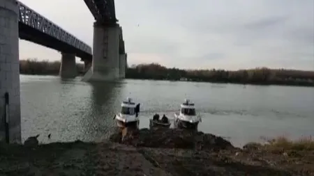 Căutările fetei care s-a aruncat de pe podul din Cernavodă au fost reluate. Mesajul cutremurător al mamei tinerei