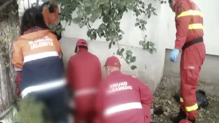 Un bărbat a murit după ce a vrut să-şi salute vecinul. S-a aplecat peste balcon şi a căzut în cap de la etajul 1