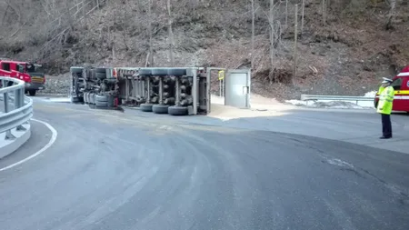 Traficul rutier oprit pe DN1A, la Cheia, din cauza unui camion încarcat cu piatră care s-a răsturnat