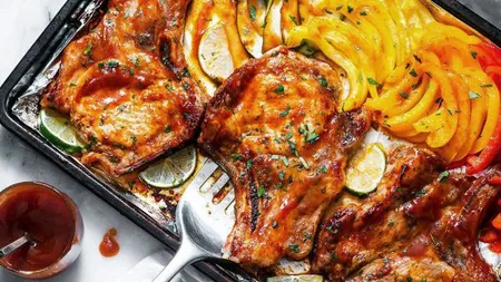 IDEE DE CINĂ: Cotlete de porc cu legume la cuptor
