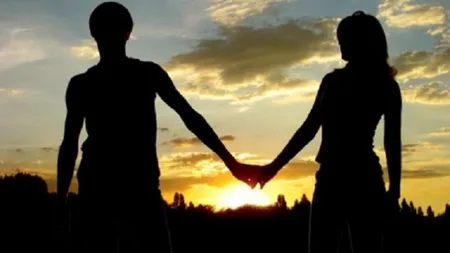 Cuplul anului în showbiz. El are 33, ea trecut de 47. Detalii intime despre povestea ascunsă de amor