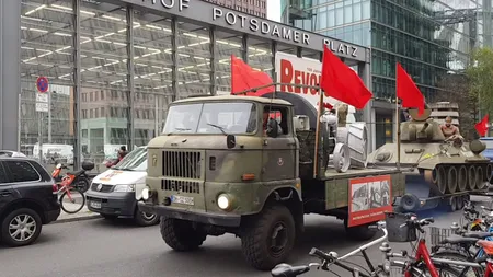 Revoluţia din Octombrie, sărbătorită la Berlin. Comuniştii au defilat cu portretele lui Stalin şi Mao