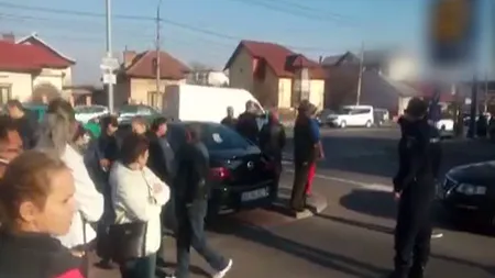 Pericol de prăbuşire în Piteşti. Sute de oameni au fost evacuaţi dintr-un bloc şi dintr-un supermarket