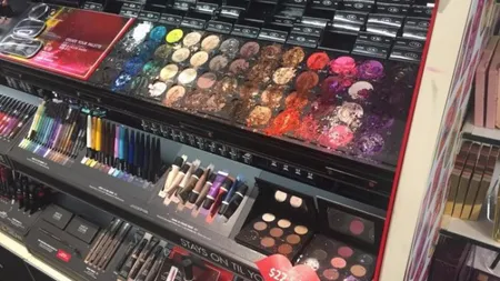 Un copil nesupravegheat de mamă a produs în doar câteva minute stricăciuni în valoare de 1.300 de dolari într-un magazin Sephora