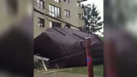 Vremea face probleme în ţară. Mai multe acoperişuri au fost smulse de vântul puternic