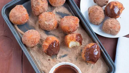Cum se fac bomboloni, reţeta de gogoşi italiene cu scorţişoară