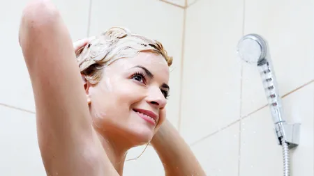 Ce greşeli faci la duş şi îţi afectează pielea